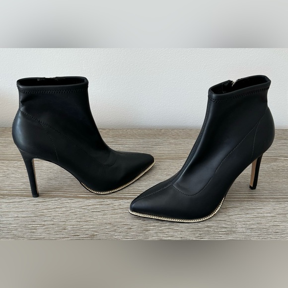 BCBG ankle black boots. Size 7.5. Never worn - Picture 2 of 3